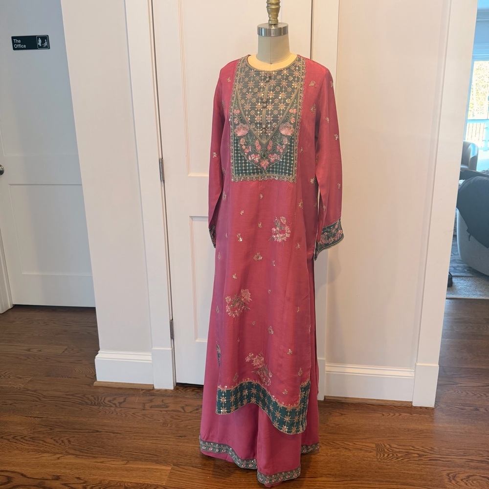 Sapphire Embroidered Raw Silk Size Medium 2 Piece Suit NWT